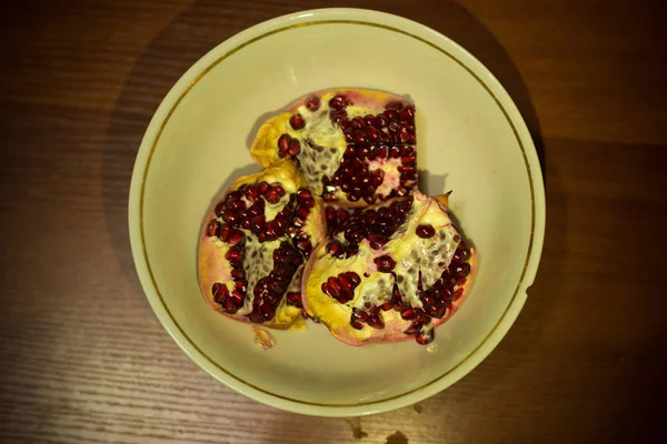 Masadaki nar meyvesi.