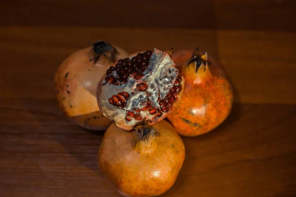 Fruta de romã na mesa — Fotografia de Stock