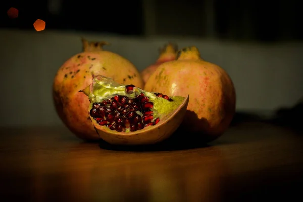 Fruta de romã na mesa — Fotografia de Stock