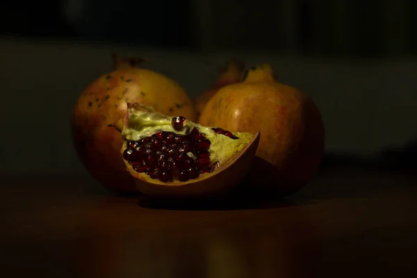 Гранатні фрукти на столі — стокове фото