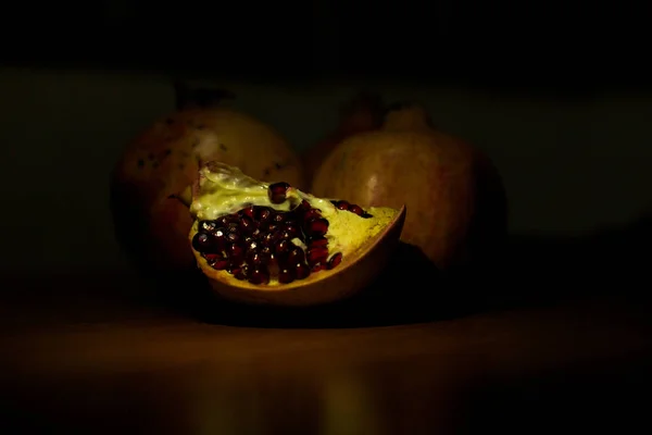 Granaatappelfruit op tafel — Stockfoto