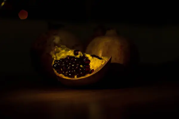 Granaatappelfruit op tafel — Stockfoto