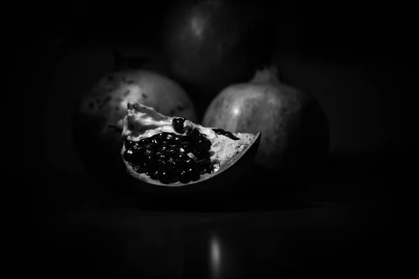 Fruta de granada sobre la mesa —  Fotos de Stock