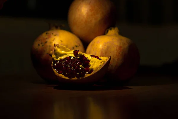 Гранатовые фрукты на столе — стоковое фото