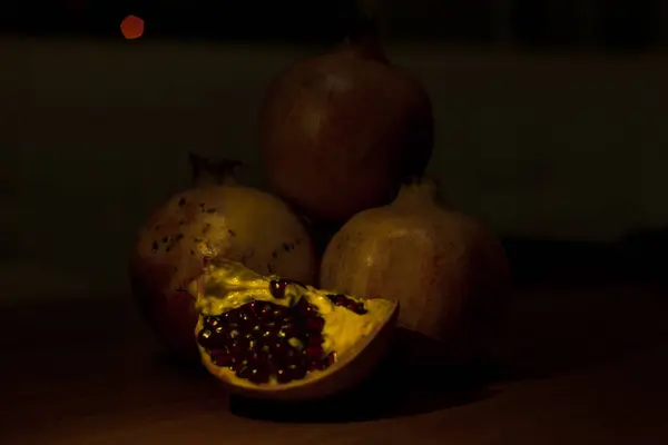 Fruta de romã na mesa — Fotografia de Stock