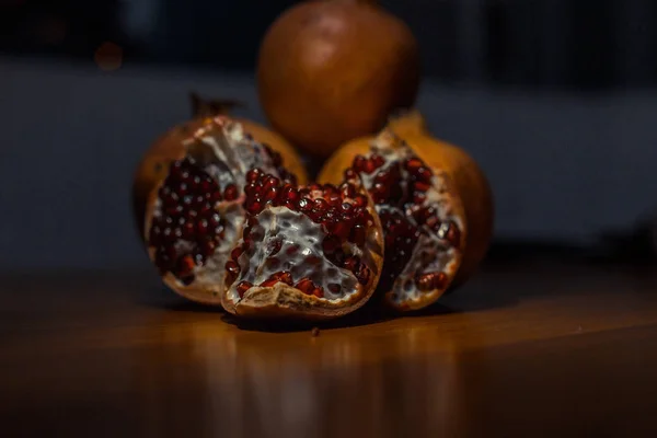 Fruta de romã na mesa — Fotografia de Stock