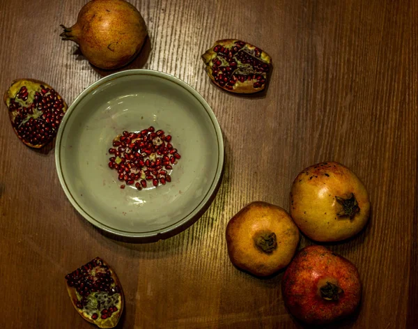 Masadaki nar meyvesi.