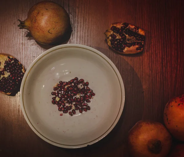 Fruta de granada sobre la mesa — Foto de Stock