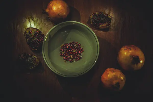 Granátové jablko na stole — Stock fotografie