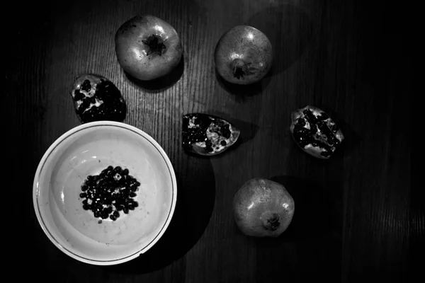 Fruta de granada sobre la mesa — Foto de Stock