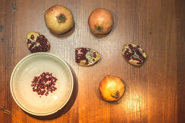 Fruta de romã na mesa — Fotografia de Stock