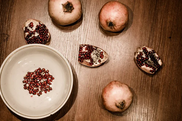 Masadaki nar meyvesi.