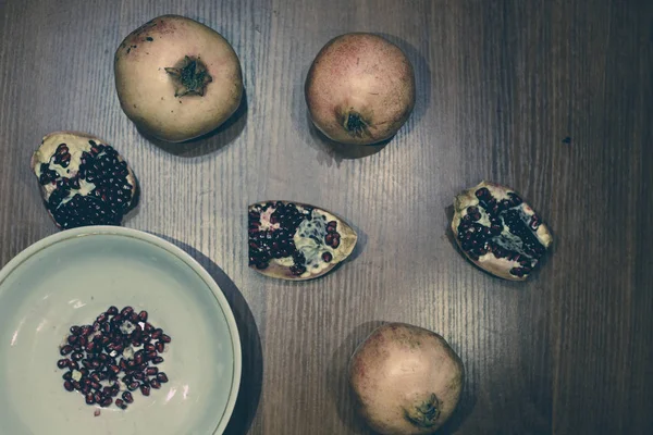 Masadaki nar meyvesi.