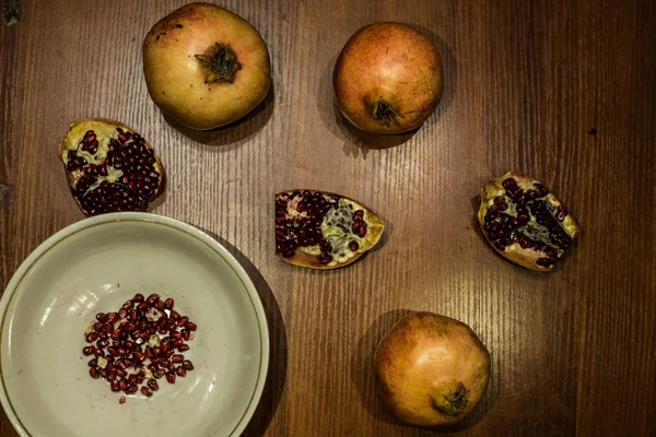 Masadaki nar meyvesi.