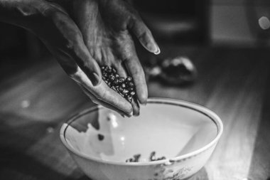 Nar meyve kadının ellerinde