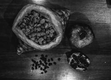 Nar meyve ve kayısı çekirdekleri