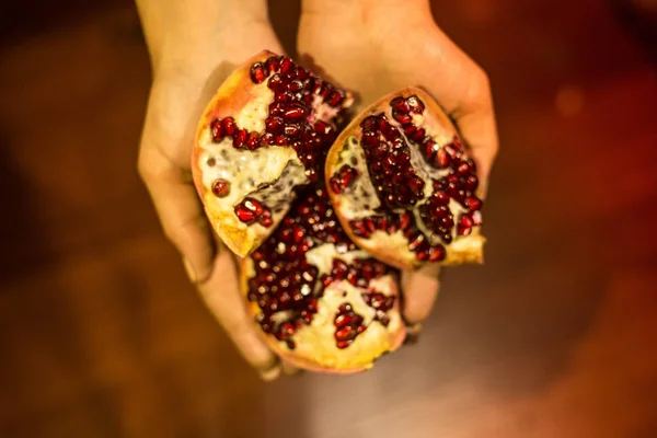 Гранатовый плод на руках женщины — стоковое фото