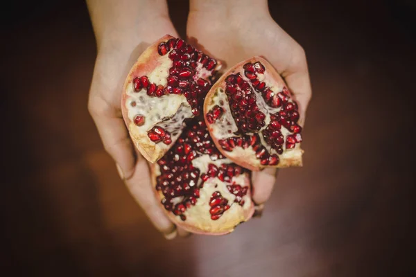 Granatapfelfrucht auf den Händen der Frau — Stockfoto