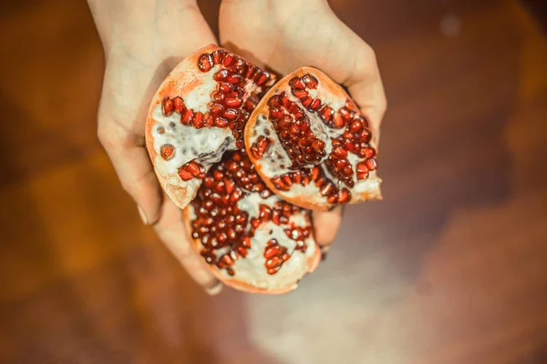 Гранатовый плод на руках женщины — стоковое фото