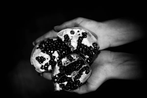 Fruta romã nas mãos da mulher — Fotografia de Stock