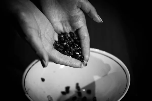 Fruto de granada en las manos de la mujer — Foto de Stock