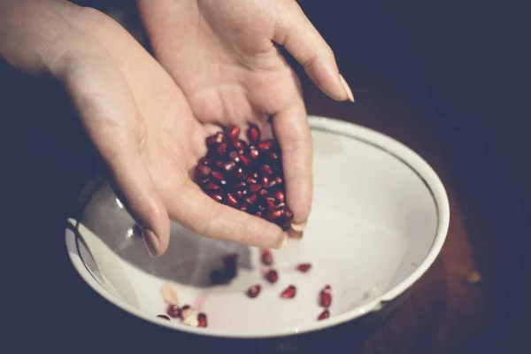 Grenade de fruits sur les mains de la femme — Photo