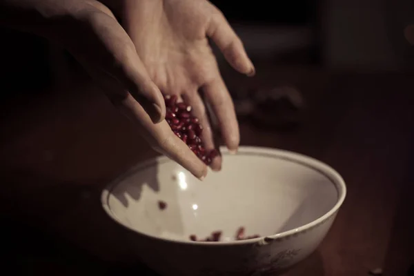 Fruto de granada en las manos de la mujer — Foto de Stock