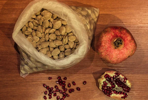 Fruits de grenade et amandes d'abricot — Photo