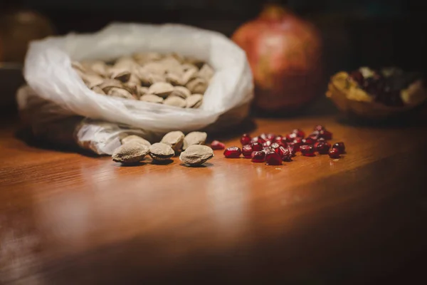 Buah delima dan kernel aprikot — Stok Foto