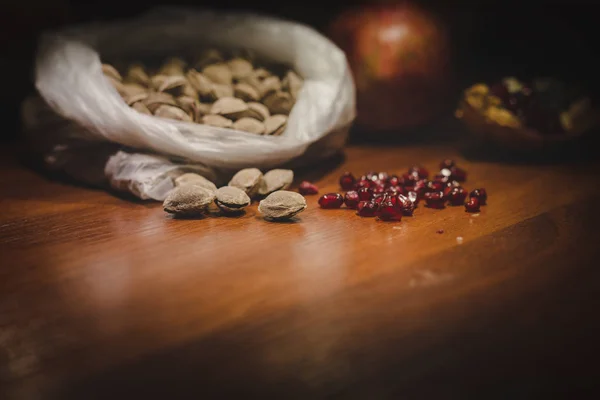 Buah delima dan kernel aprikot — Stok Foto