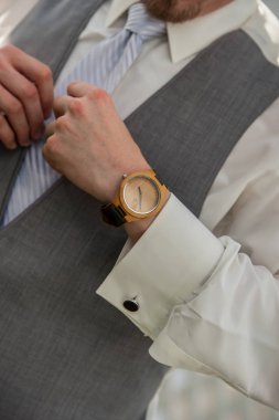 Damat bir gömlek ve bir ilik bir yelek mevcuttur