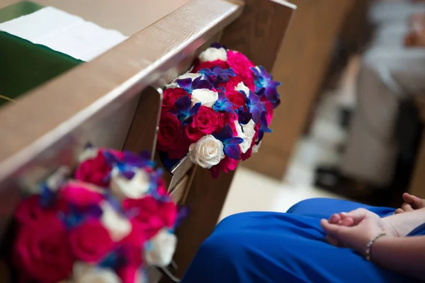 Brautjungfernkleider in Pastell halten Blumensträuße in der Hand — Stockfoto