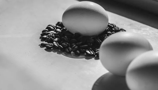 Boabe de cafea și ouă de Paști, vopsite cu cafea. Stilul alb-negru . — Fotografie, imagine de stoc