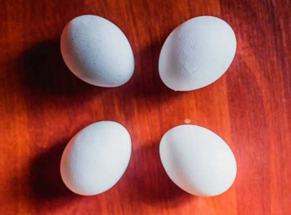 Ovos em fundo de mesa de madeira — Fotografia de Stock