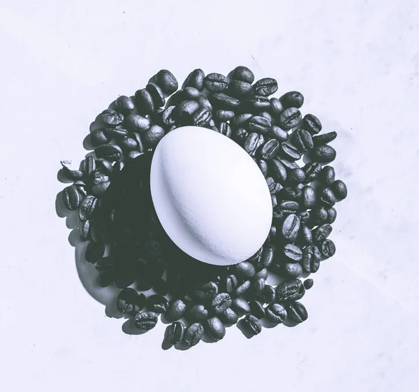 Boabe de cafea și ou de Paști, vopsite cu cafea. Stilul alb-negru . — Fotografie, imagine de stoc