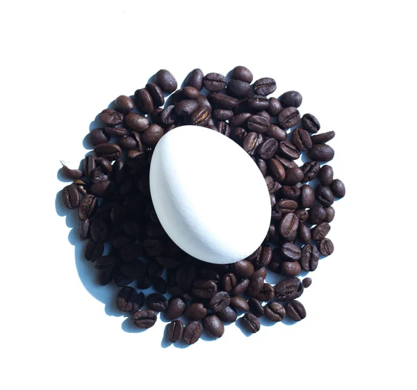 Kaffebönor och påskägg, färgade med kaffe — Stockfoto