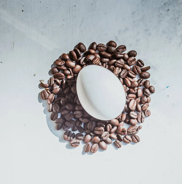Coffee beans and Easter egg, dyed with coffee — Free Stock Photo