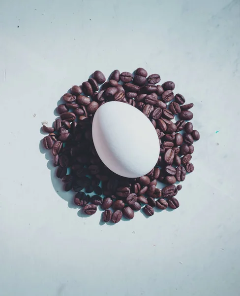 Granos de café y huevo de Pascua, teñidos con café — Foto de Stock