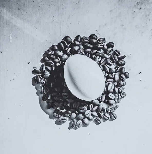 Grãos de café e ovo de Páscoa, tingidos com café. Estilo preto e branco . — Fotografia de Stock
