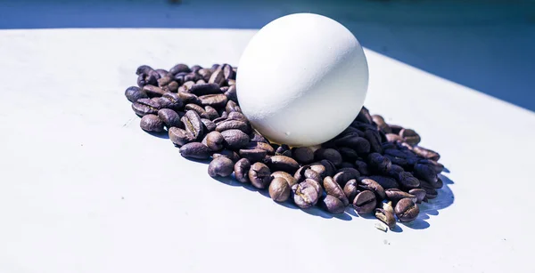 Boabe de cafea și ou de Paști, vopsite cu cafea — Fotografie, imagine de stoc