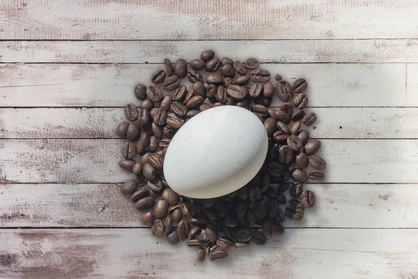 Boabe de cafea și ou de Paște pe fundal din lemn — Fotografie, imagine de stoc