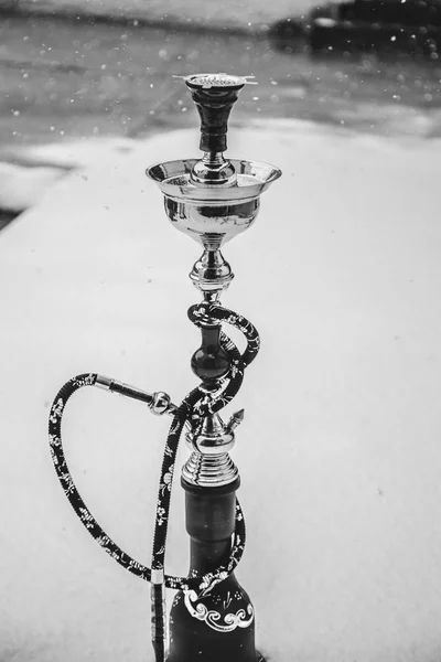 Große Wasserpfeife für Tabak aus Metall, Glas und Keramik. Schneefall. Schnee Hintergrund. weiß — Stockfoto