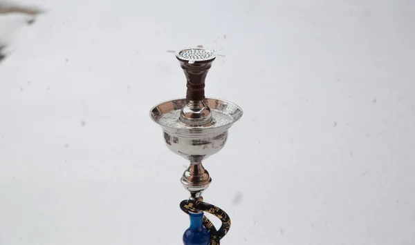 Duże hookah tytoniu, wykonane z metalu, szkła i ceramiki. Śnieg. Na tle śniegu. Biały — Zdjęcie stockowe