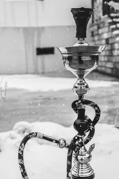 Große Wasserpfeife für Tabak aus Metall, Glas und Keramik. Schneefall. Schnee Hintergrund. weiß — Stockfoto