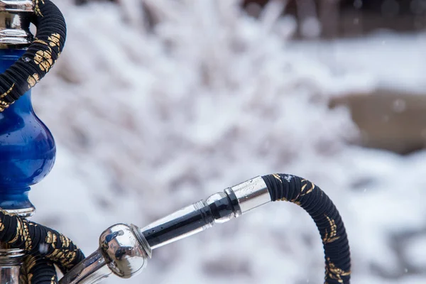 금속, 유리 및 도자기의 담배에 대 한 큰 물 담 뱃 대가 했다. 눈이. 눈 배경입니다. 화이트 — 스톡 사진