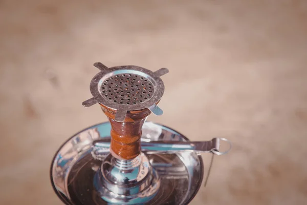 Große Wasserpfeife für Tabak aus Metall, Glas und Keramik. Glanz. sonniger Tag — kostenloses Stockfoto