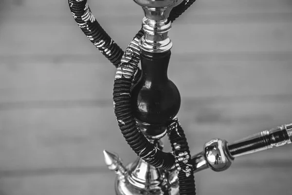 Big hookah untuk tembakau terbuat dari logam, kaca dan keramik — Stok Foto