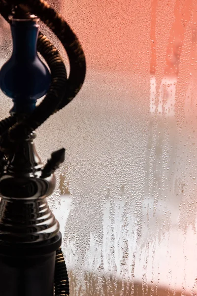 Große Wasserpfeife für Tabak aus Metall, Glas und Keramik — Stockfoto