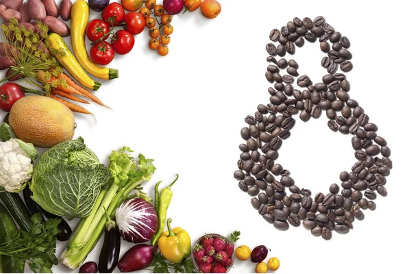 Свежие овощи и кофейные зёрна в виде номера восемь на белом фоне. Международный женский день. 8 марта — стоковое фото