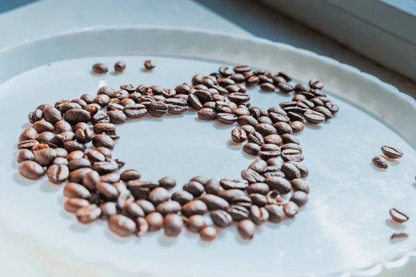 숫자 8과 흰색 플라스틱 접시에 난초의 형태로 커피 콩. 국제 여성의 날입니다. 3 월 8 일 — 스톡 사진